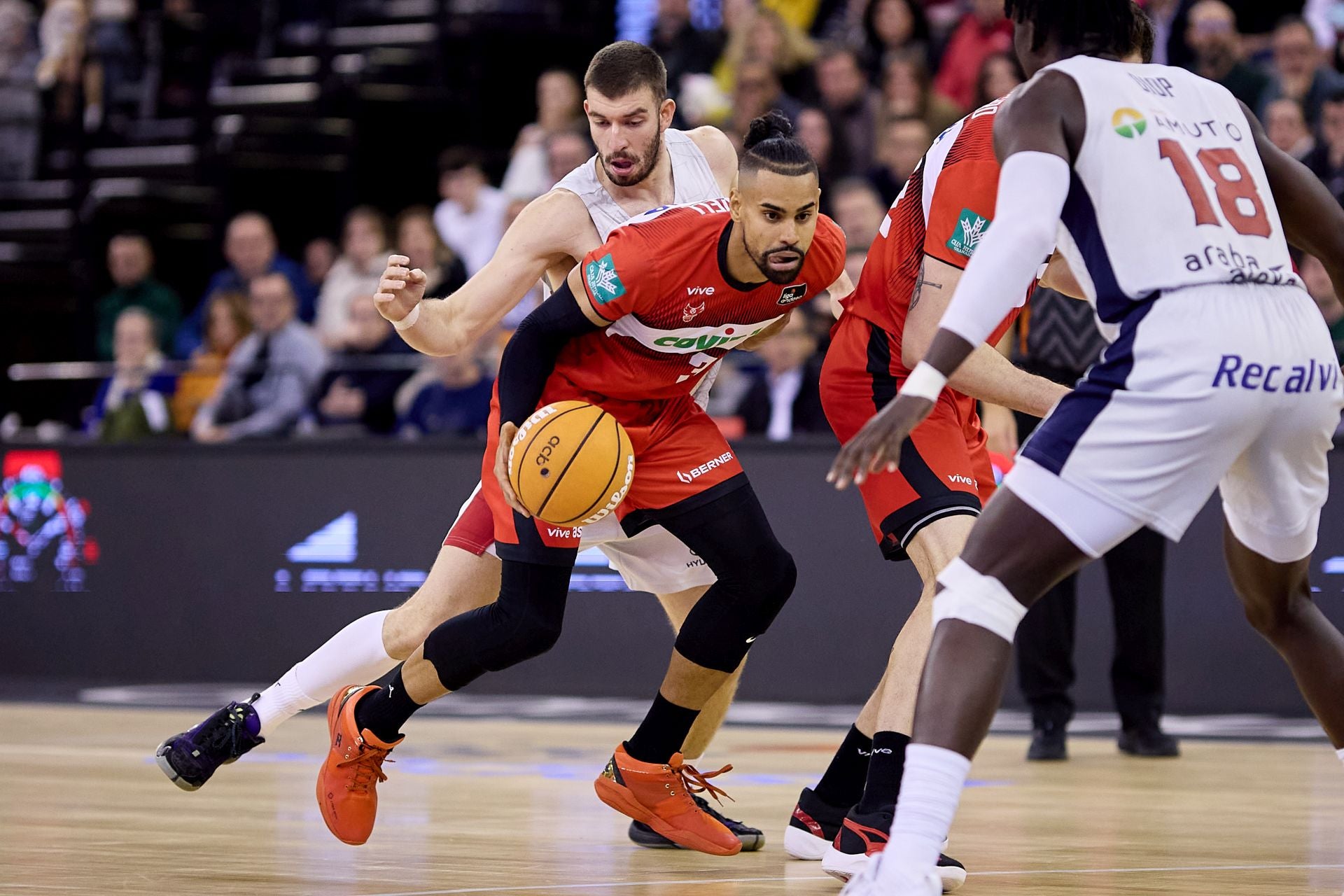 Acción en el partido del Covirán contra el Baskonia, con Gian Clavell en la construcción del ataque.