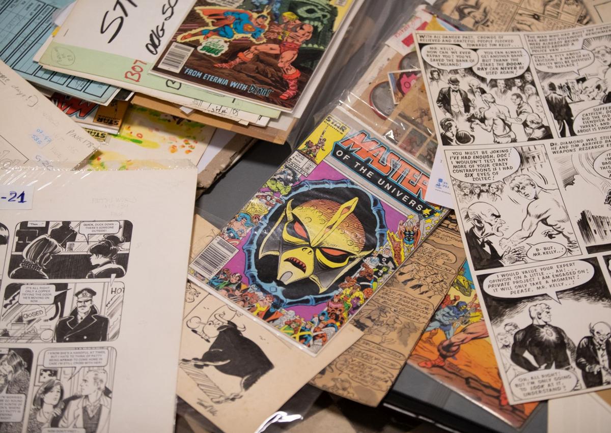 Imagen secundaria 1 - Páginas del Quijote, cómics antiguos y dibujo original de Homer Simpson. 