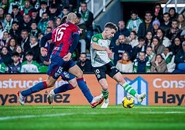Los futbolistas del Huesca defienden un pase de Iñigo Vicente.