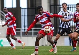 Gael Joel conduce un balón en La Línea.