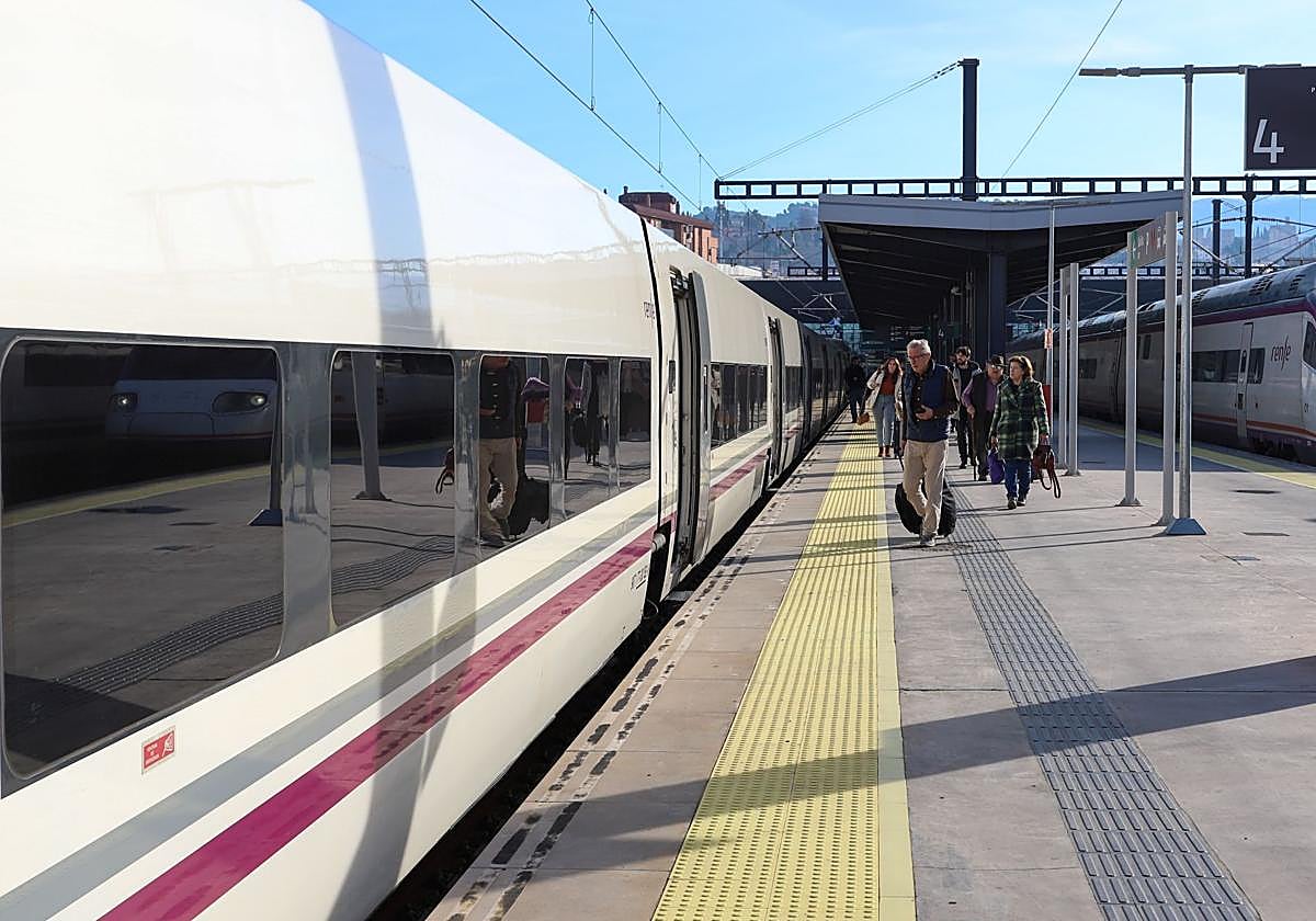 Pasajeros acceden al tren que realiza la nueva conexión con Madrid.