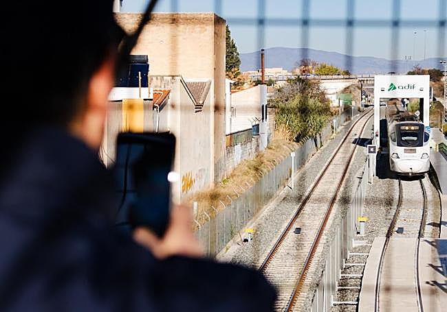 El tren pasando por el cambiador de ancho.