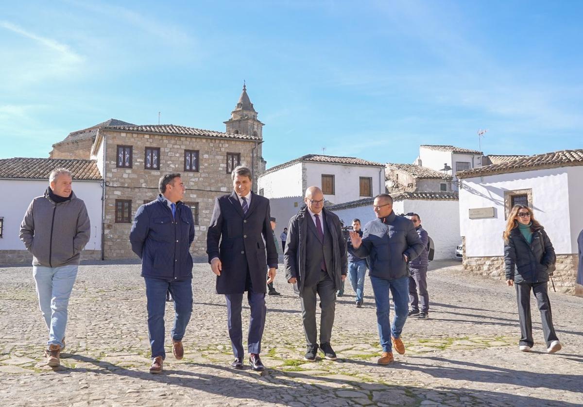 Visita del delegado del Gobierno de España en Andalucía a Sabiote, uno de los municipios beneficiarios.