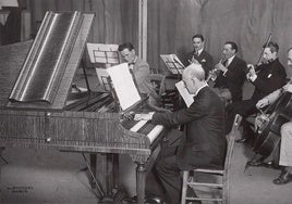 Manuel de Falla, sentado al clave en la interpretación del 'Concerto'.