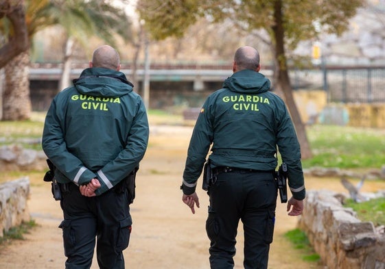 Una pareja de la Guardia Civil de patrulla.