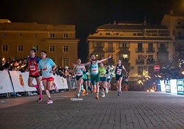 Atletas a su paso por la plaza de Santa María en una San Antón anterior.