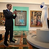 Koons fotografía con su móvil una de sus esculturas; detrás 'Las Tres Gracias' de Picasso.