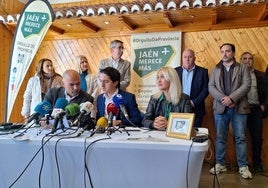 Los tres concejales de JM+, junto a parte de la formación.