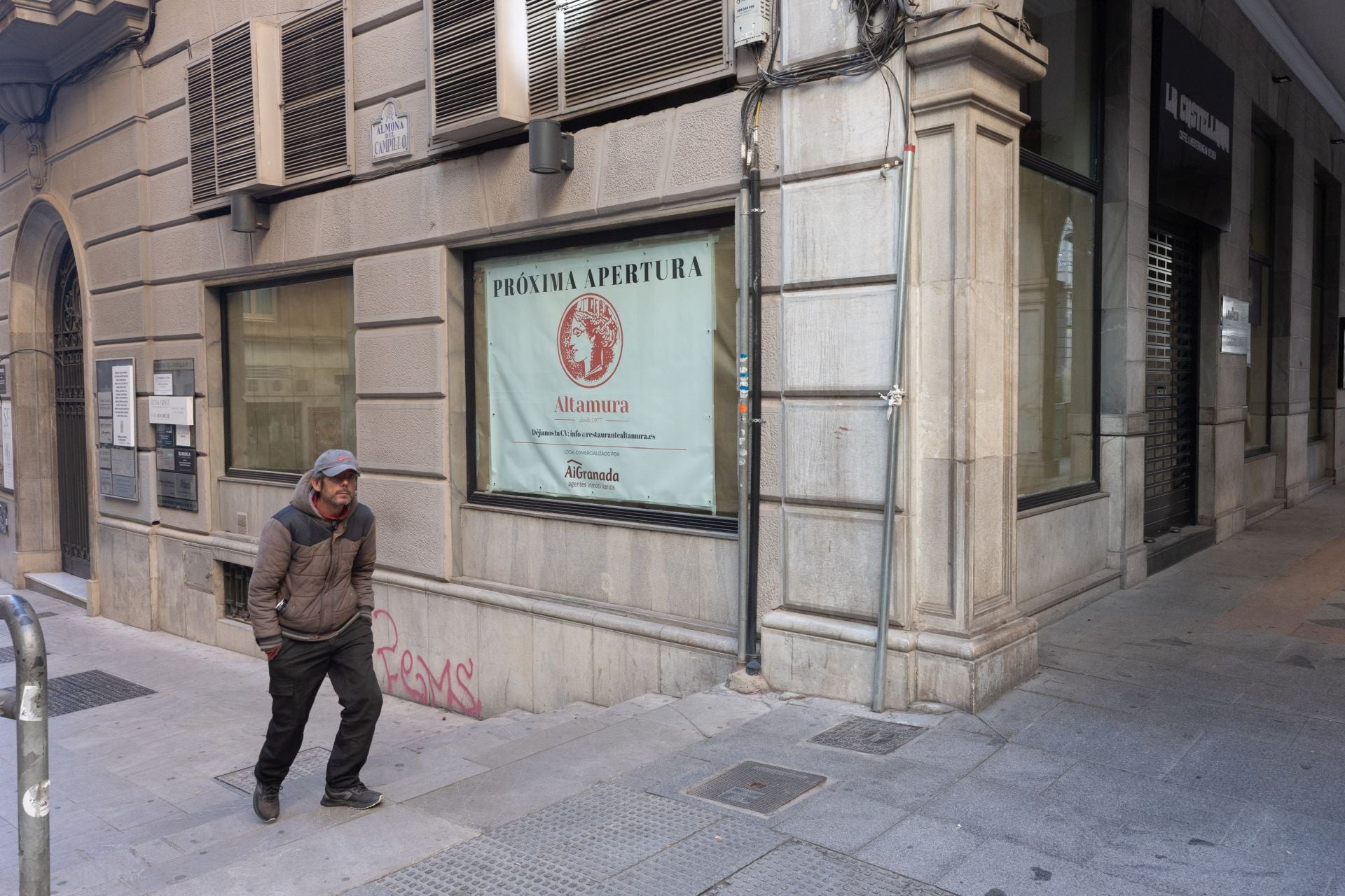 Un cartel anuncia la apertura de Altamura en el antiguo local de la Castellana.