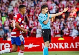 De la Fuente Ramos sopla su silbato durante un partido en Los Cármenes hace dos temporadas.