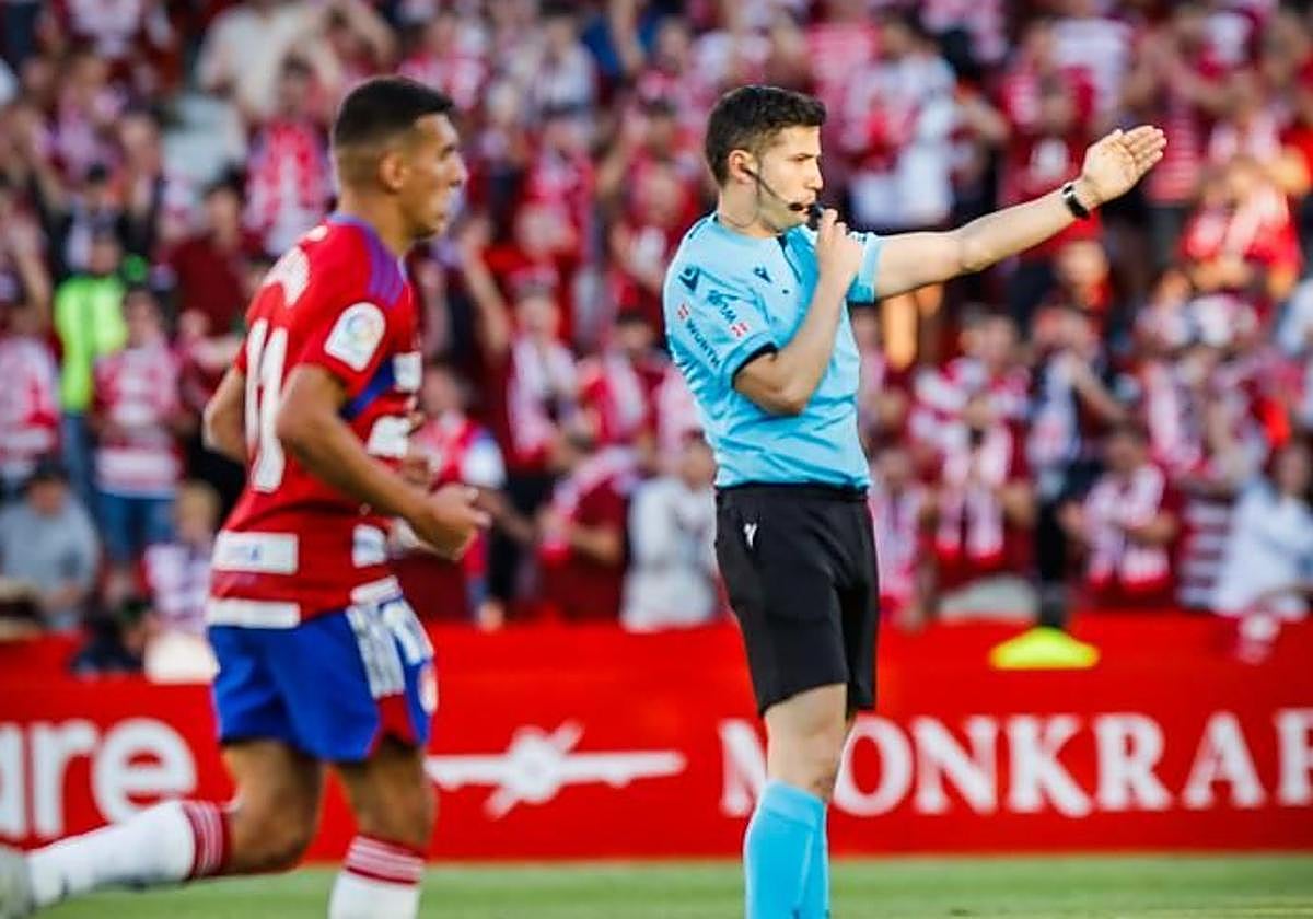 De la Fuente Ramos sopla su silbato durante un partido en Los Cármenes hace dos temporadas.