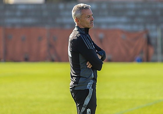 Fran Escribá atiende, pensativo, a un entrenamiento del Granada.