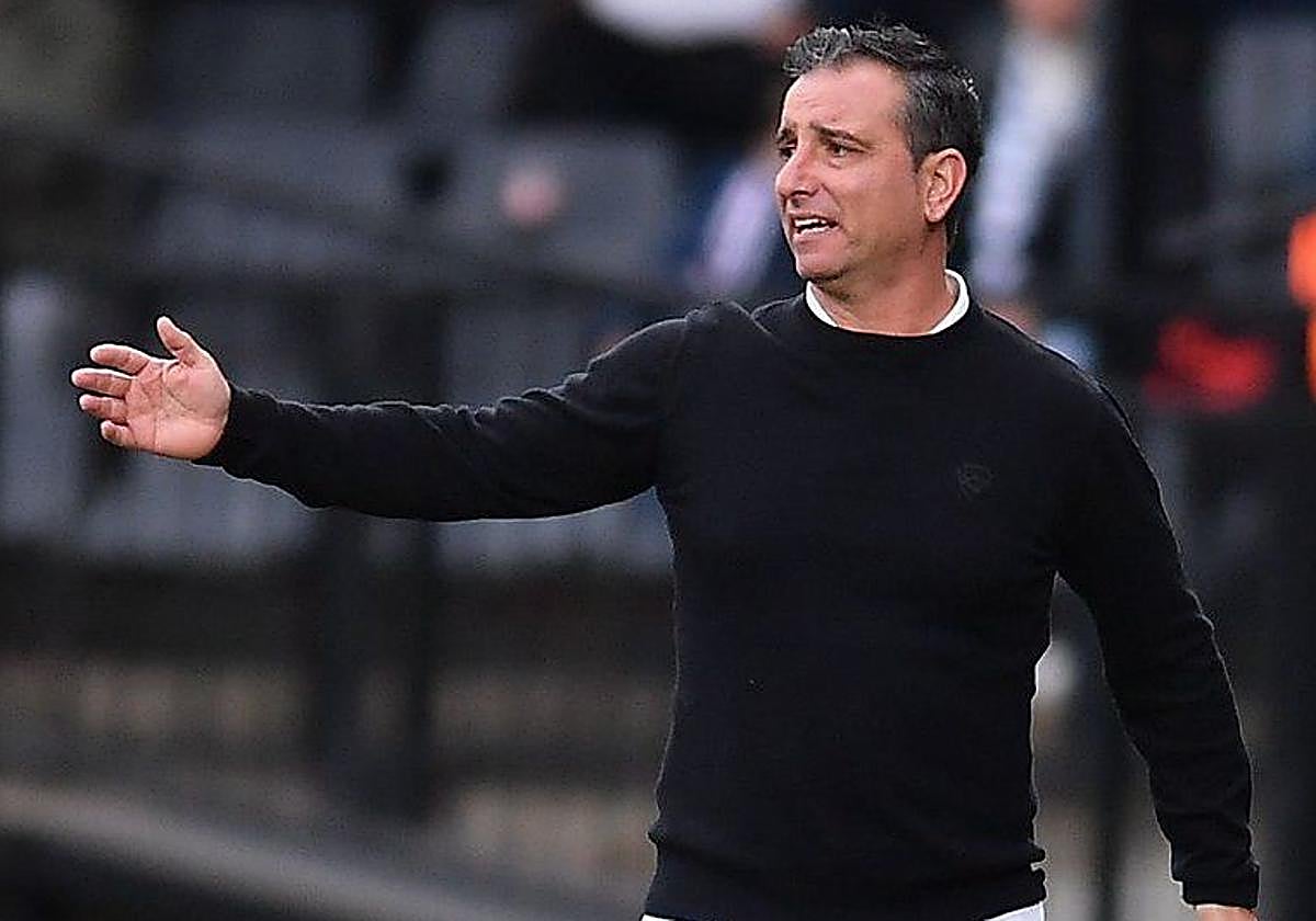 Jandro ordena a su equipo durante un partido anterior.