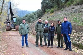 El delegado territorial de Sostenibilidad de la Junta en Granada, Manuel Francisco García, primero por la derecha en la imagen visita la intervención en el entorno del río Fardes.