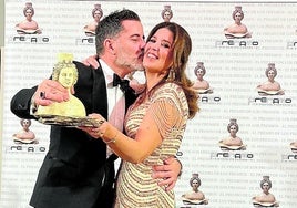 La pareja propietaria de la galería con su premio de ANDE.