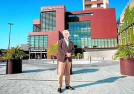 El director gerente de Vithas José Luis Salcedo ante el hospital.