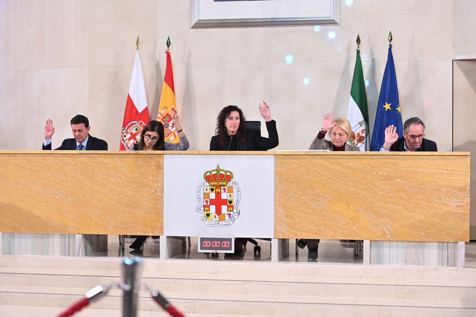 Una votación en la última sesión plenaria del Ayuntamiento de Almería.