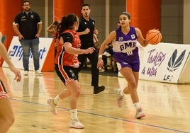 María Sánchez, con el balón, en un partido anterior del GmasB