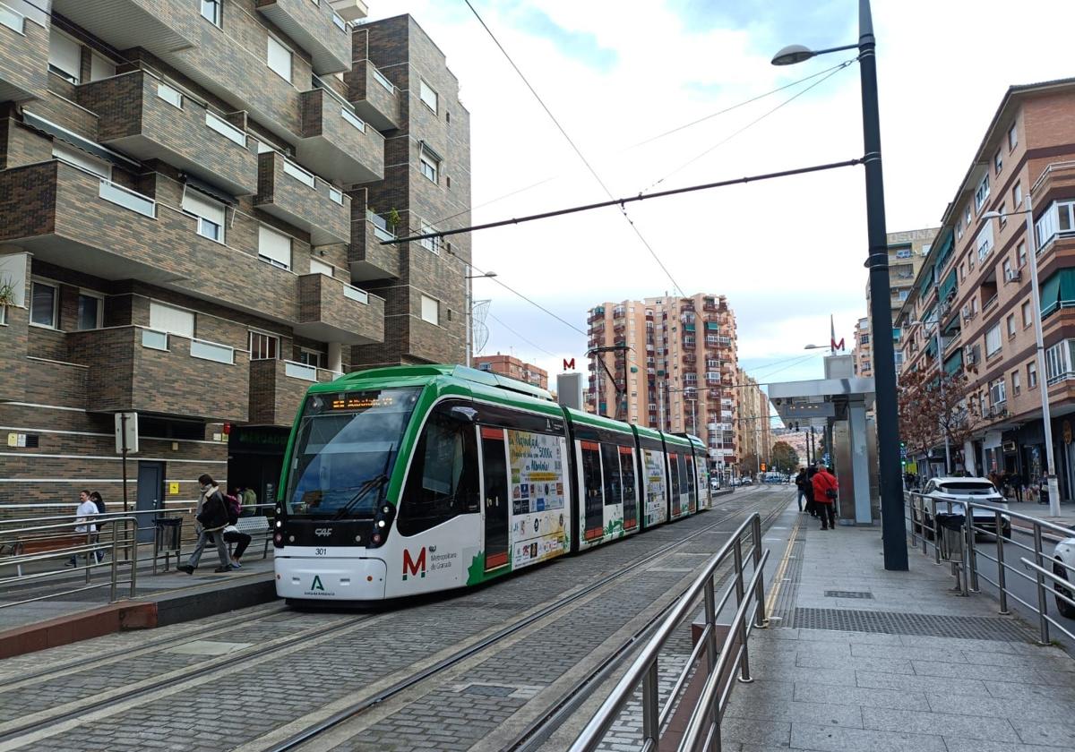 El Metropolitano se detiene en la parada de La Hípca este mediodía de jueves.