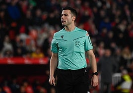 El árbitro De la Fuente Ramos, en Los Cármenes.