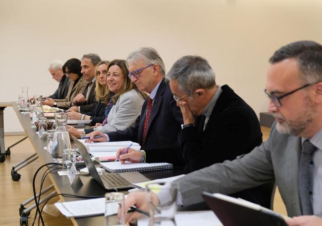 Alcalá, en el centro, durante la reunión.