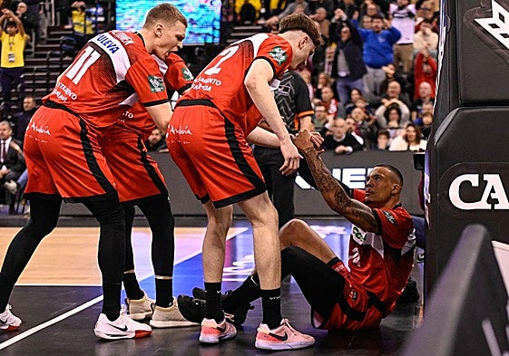 Varios compañeros de Wiley le ayudan a levantarse.