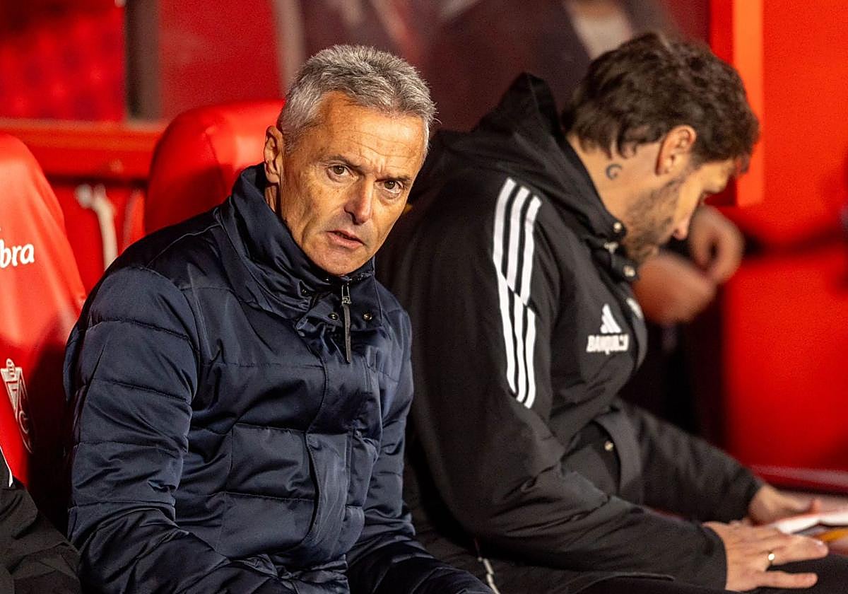 Fran Escribá aguarda al comienzo del partido desde su banquillo.