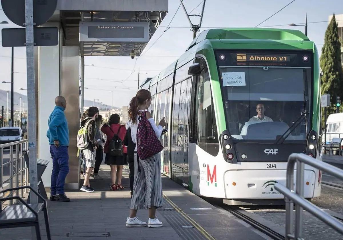 Usuarios esperando en el metro de Granada.