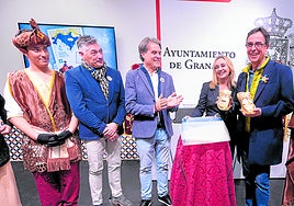 Basilio Santiago, el Heraldo Real de 2025 sujeta del babuchas de la vestimenta que se colocará para ejercer su función el 3 de enero.