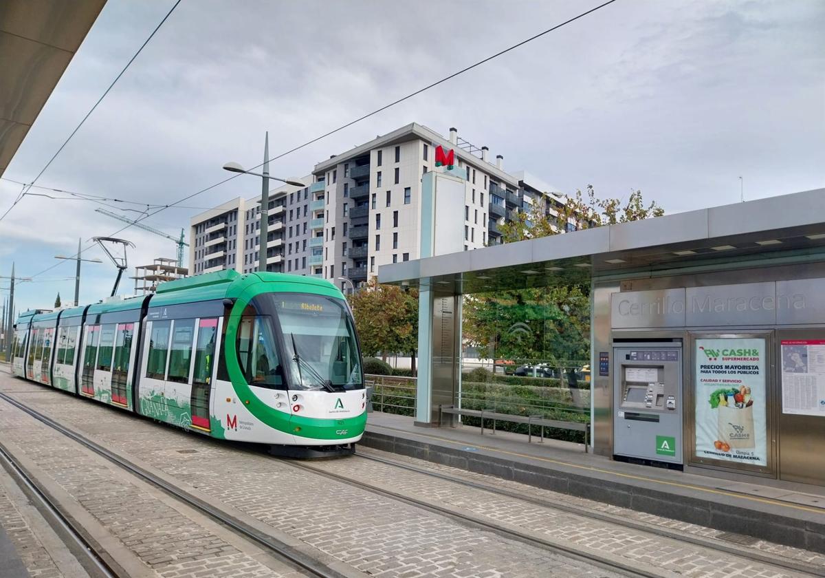 Un tren nuevo en la calle este martes.