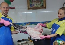 Lourdes y Francisco, al frente de Pescadería Encarnita de Granada.