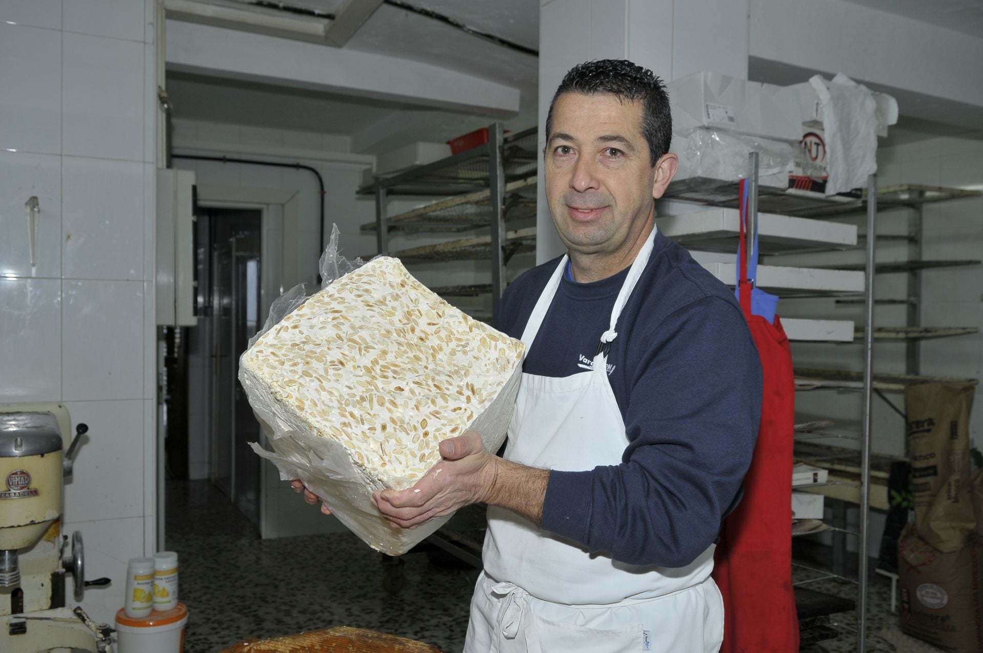 Pedro Andrés Valverde elabora turrón de almendra en grandes bloques.