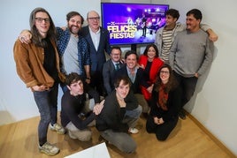 Los protagonistas de 'Segundo Premio' y miembros de la UGR durante la presentación de 'Alumbrado hortera'.