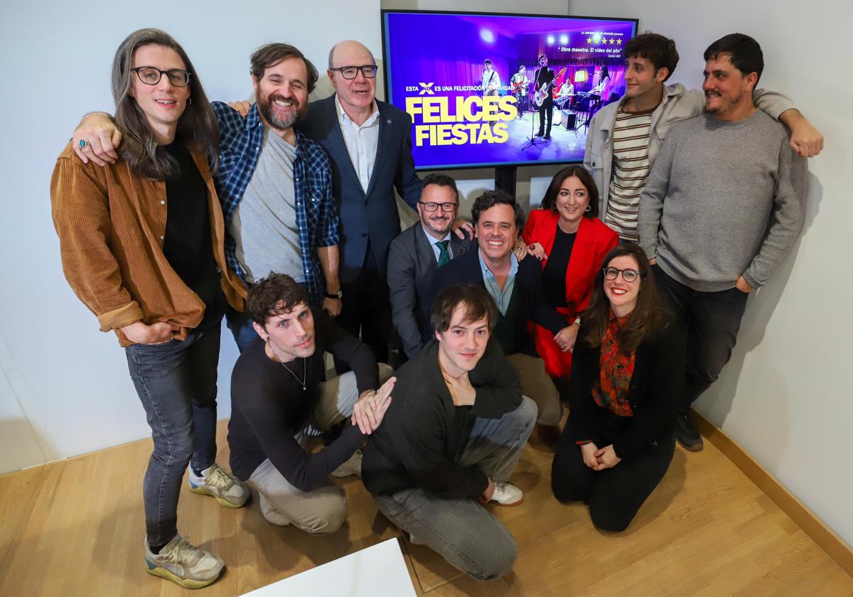 Los protagonistas de 'Segundo Premio' y miembros de la UGR durante la presentación de 'Alumbrado hortera'.