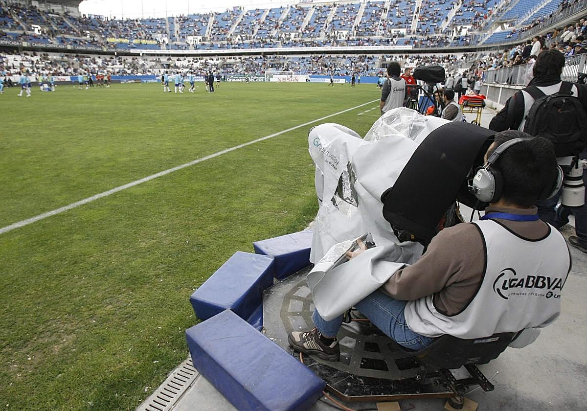 Un operador televisivo en un partido en La Rosaleda.