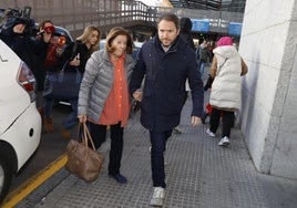 La esposa de Raphael, Natalia Figueroa, llegando al hospital