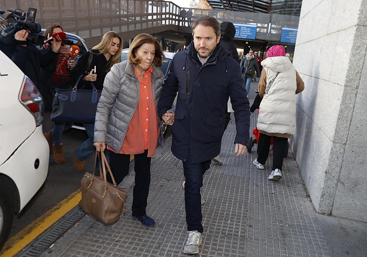 La esposa de Raphael, Natalia Figueroa, llegando al hospital