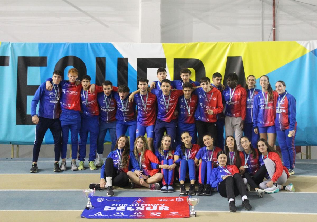 La expedición del club de atletismo granadino Delsur - Cooperativa La Palma.