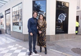 Daniel y Maribel Soler en la puerta del nuevo edificio donde abrirán su segunda tienda en Reyes Católicos la próxima primavera.