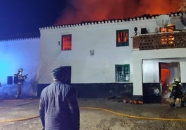 El fuego devoró el cortijo, situado en Fonelas, durante la madrugada del pasado domingo.