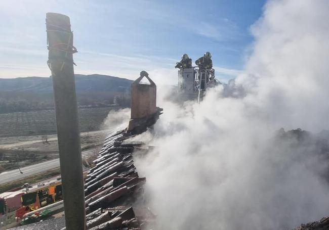 Efectivos combatiendo el fuego.