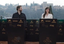 Álvaro Cervantes y Natalia de Molina frente a la Alhambra.