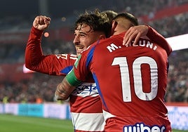 Sergio Rodelas celebra su gol abrazado por Myrto Uzuni.