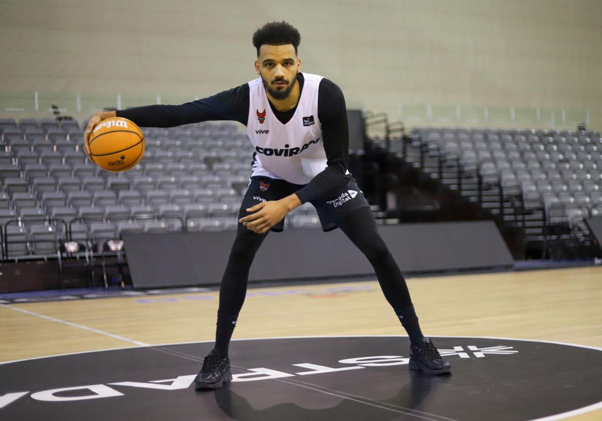 Amine Noua, con la pelota sobre el parqué del Palacio de Deportes.