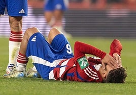 Sergio Rodelas, llora desconsolado sobre el césped tras lesionarse ante el Cartagena.