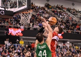 Agustín Ubal penetra para encestar de cerca ante Tomic.