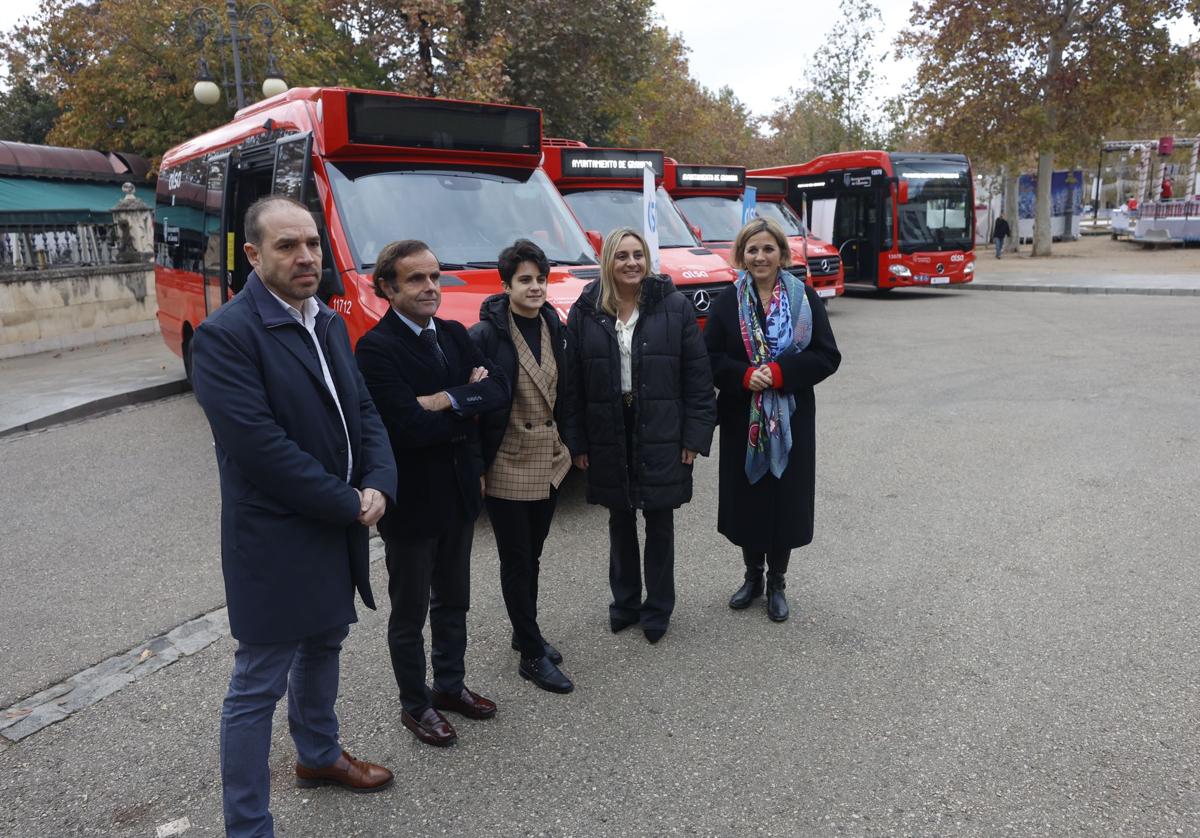 La campeona olímpica María Pérez ha 'amadrinado' la llegada de los nuevos autobuses.