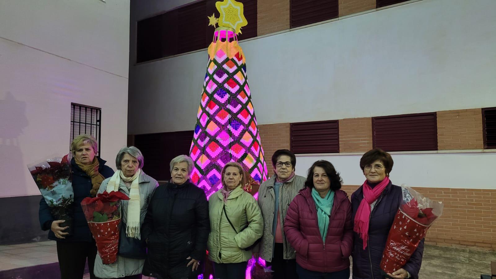 Algunas de las mujeres que han tejido este árbol en Cozvíjar, en la comarca del Valle de Lecrín