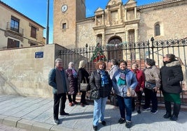 Vecinas de Guadahortuna que han decorado el pueblo.