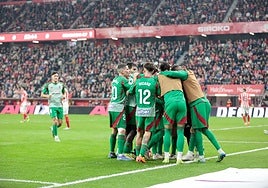 Los jugadores del Granada celebran, con un abrazo colectivo, el tanto de Weissman en Gijón.